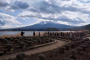 小学生里最成熟的？库里黑色皮夹克配卫衣 深沉干练